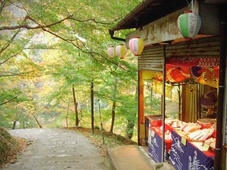 谷に下る道横の売店