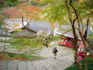 石段を下る下る